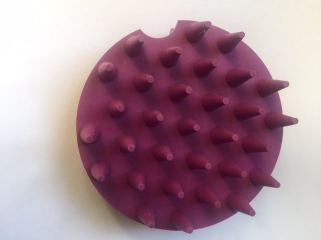 Untangler Shed Buster rubber hand brush, close-up of the fingers